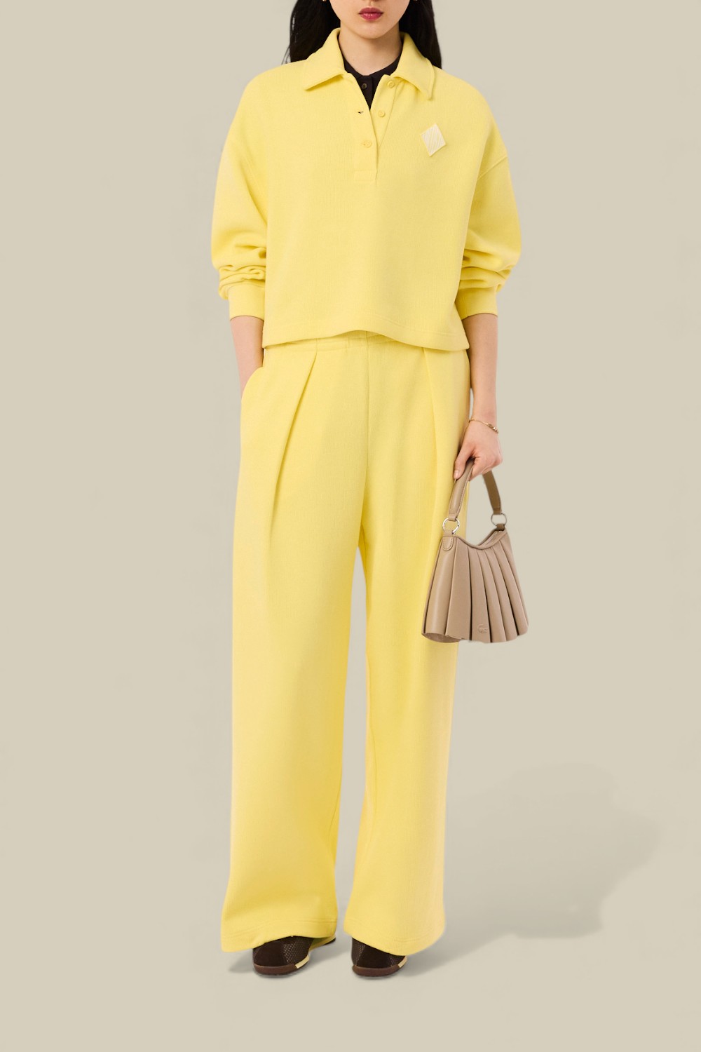 תמונת כל הלוק של מכנסי ג'וגר רחבים PRE LINE